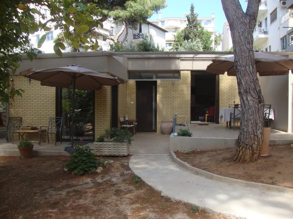 Amazing Garden House House in Vouliagmeni