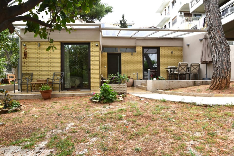 Amazing Garden House House in Vouliagmeni