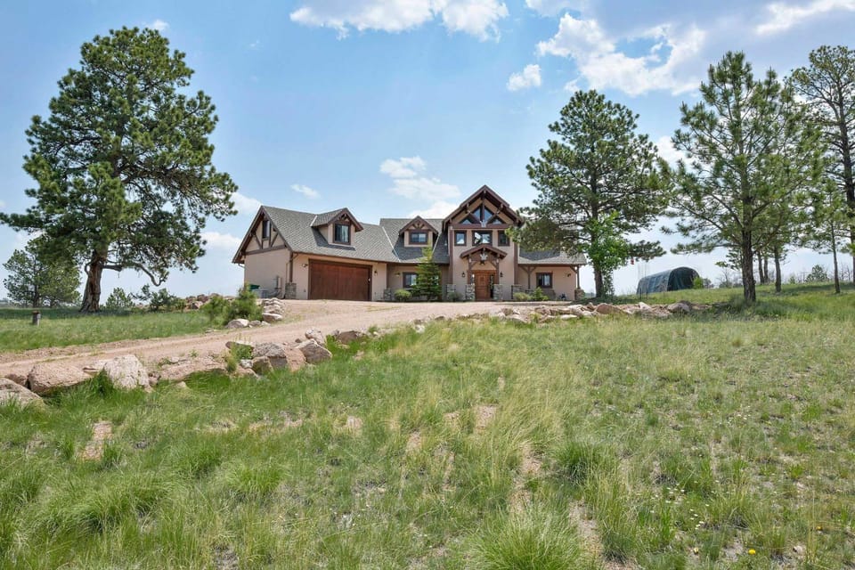 Idyllic Florissant Cabin w/ Patio & Hot Tub! Cabin in Colorado