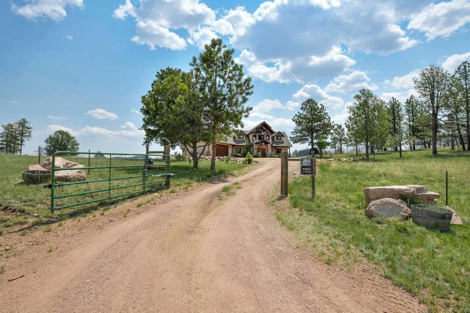 Idyllic Florissant Cabin w/ Patio & Hot Tub! Cabin in Colorado