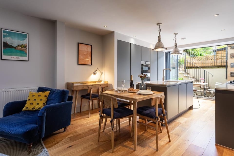 Stylish 2 bedroom self-contained apartment in the heart of Clifton Village Apartment in Bristol