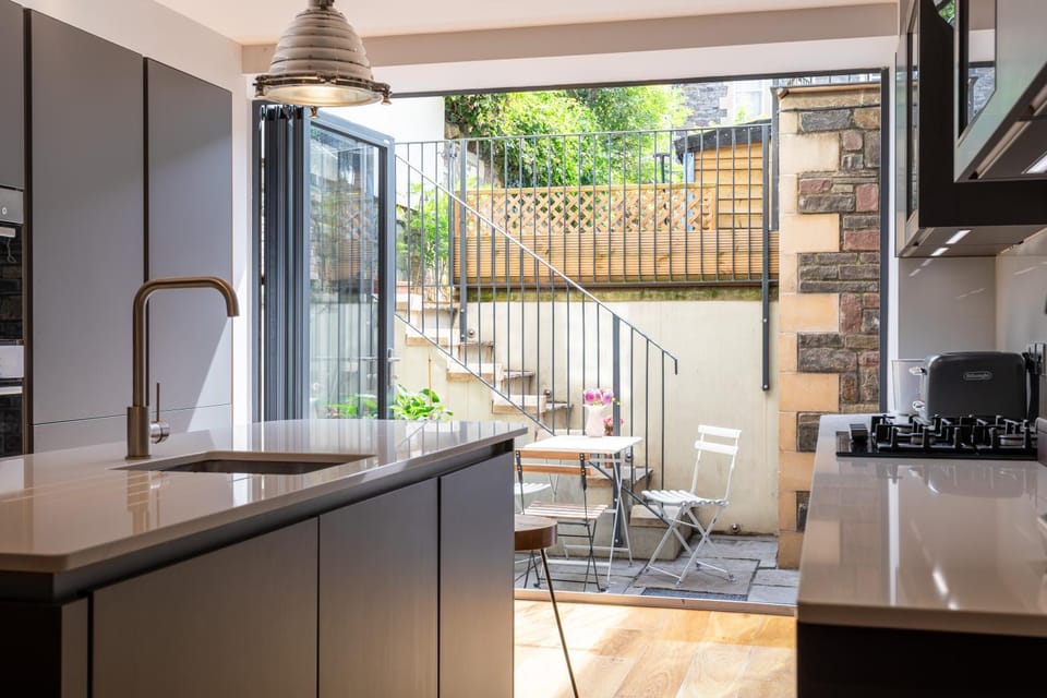 Stylish 2 bedroom self-contained apartment in the heart of Clifton Village Apartment in Bristol