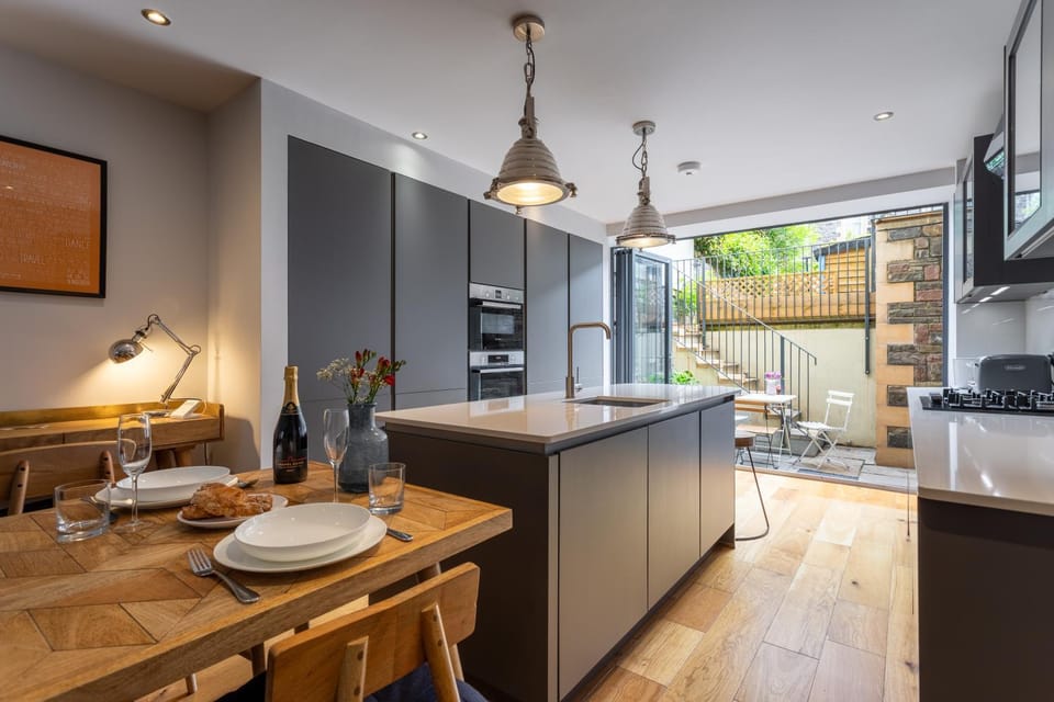 Stylish 2 bedroom self-contained apartment in the heart of Clifton Village Apartment in Bristol