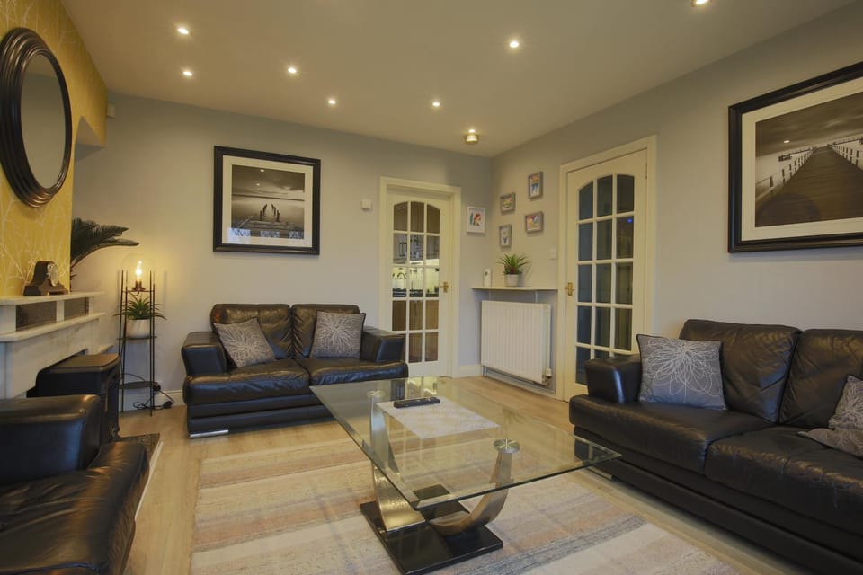 Spacious 4 Bedroom Home - 5 min walk to town House in Enniskillen