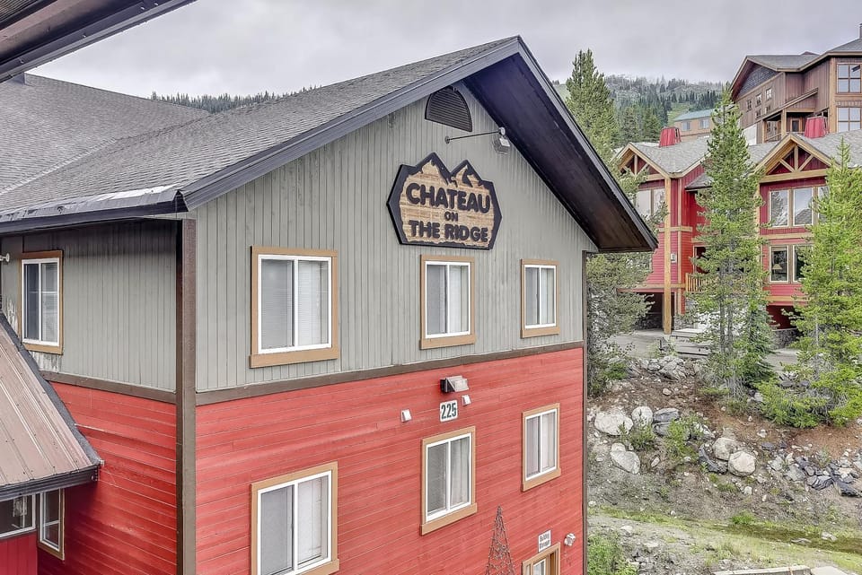 Chateau On The Ridge 410 Apartment in British Columbia