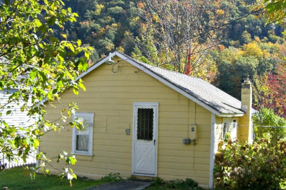 Hydrangea Cottage House in Lake Saint Catherine