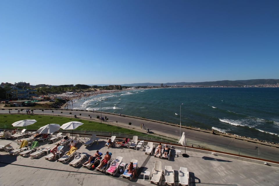 Nearby landmark, Communal lounge/ TV room, Day, Natural landscape, Beach, Evening entertainment, Mountain view, Sea view, Parking