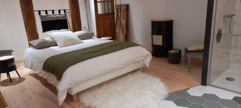 Bed, Photo of the whole room