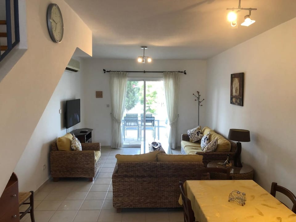 Regina Gardens - Spacious 3 bed, 2 bath maisonette House in Paphos