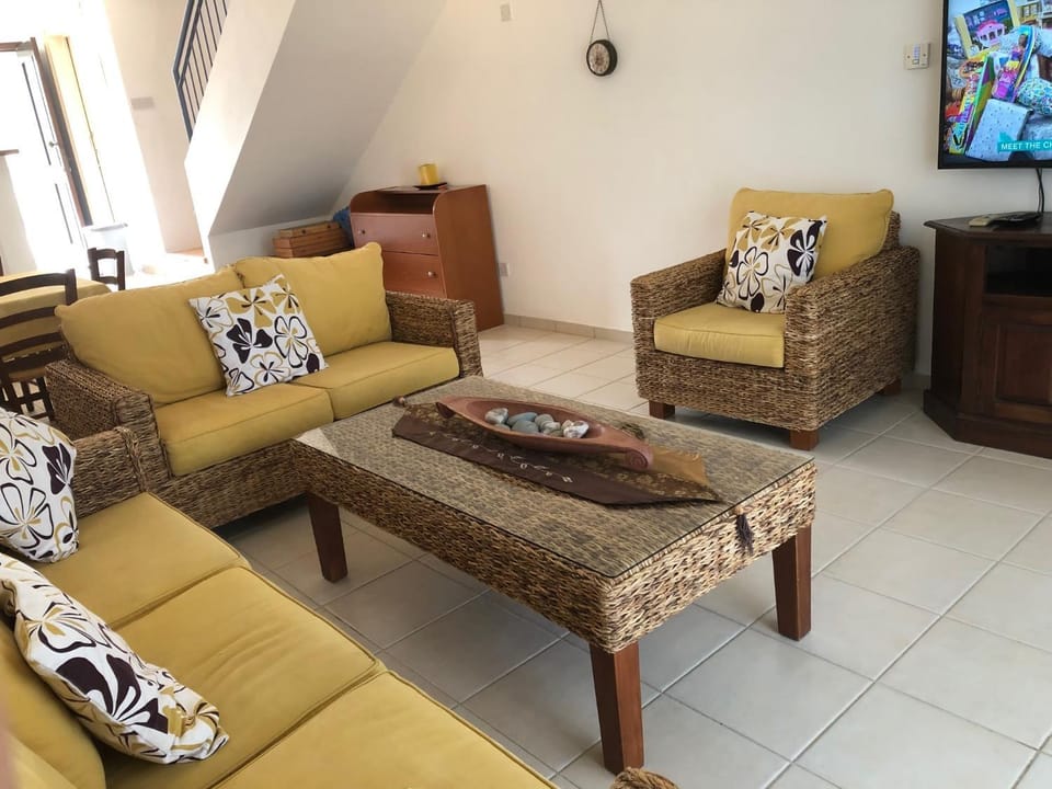 Regina Gardens - Spacious 3 bed, 2 bath maisonette House in Paphos