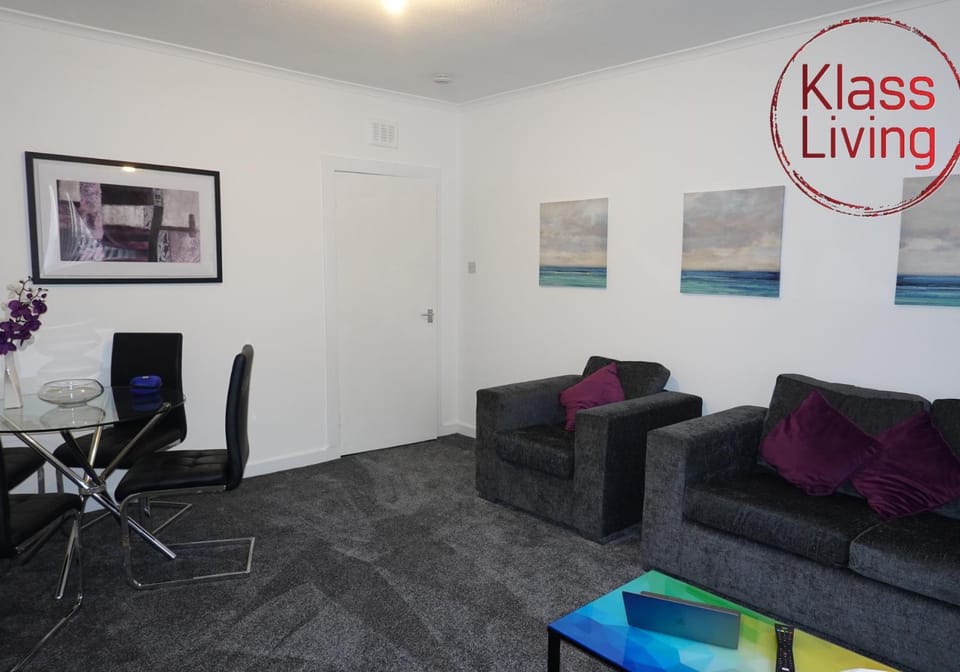 TV and multimedia, Living room, Decorative detail, Seating area, Dining area, Guests, group of guests, Family