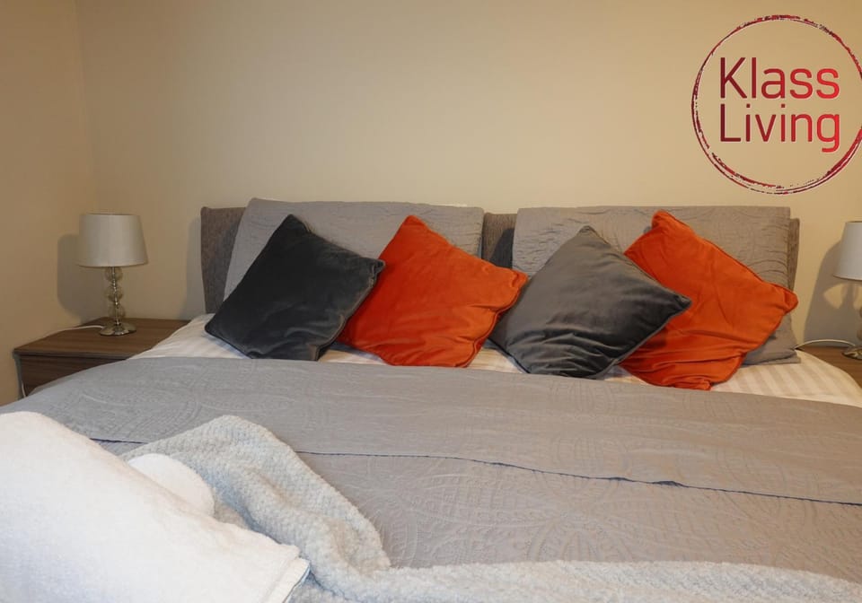 Bed, Decorative detail, Bedroom, Guests, group of guests, cot, Family