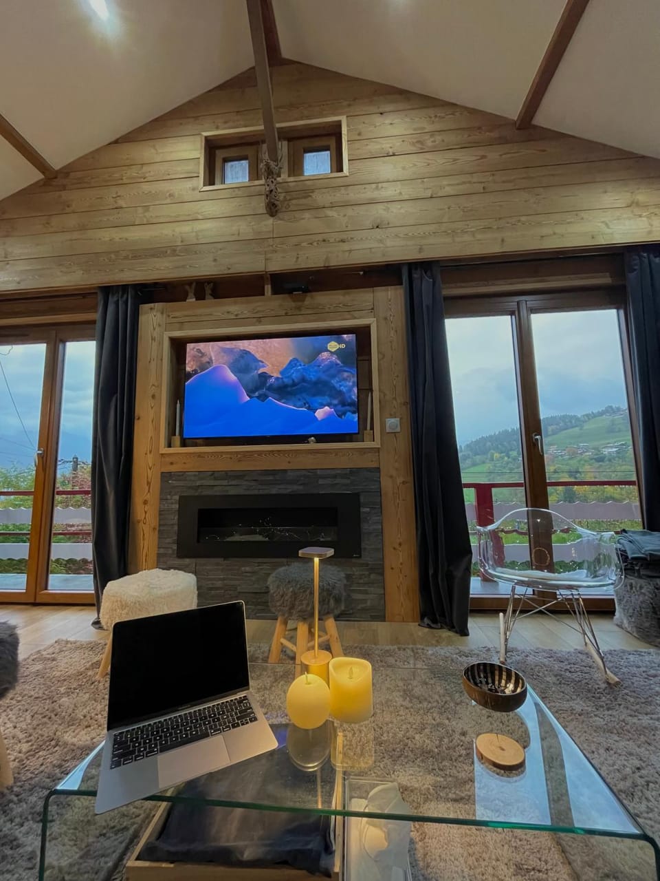 TV and multimedia, Living room, Mountain view