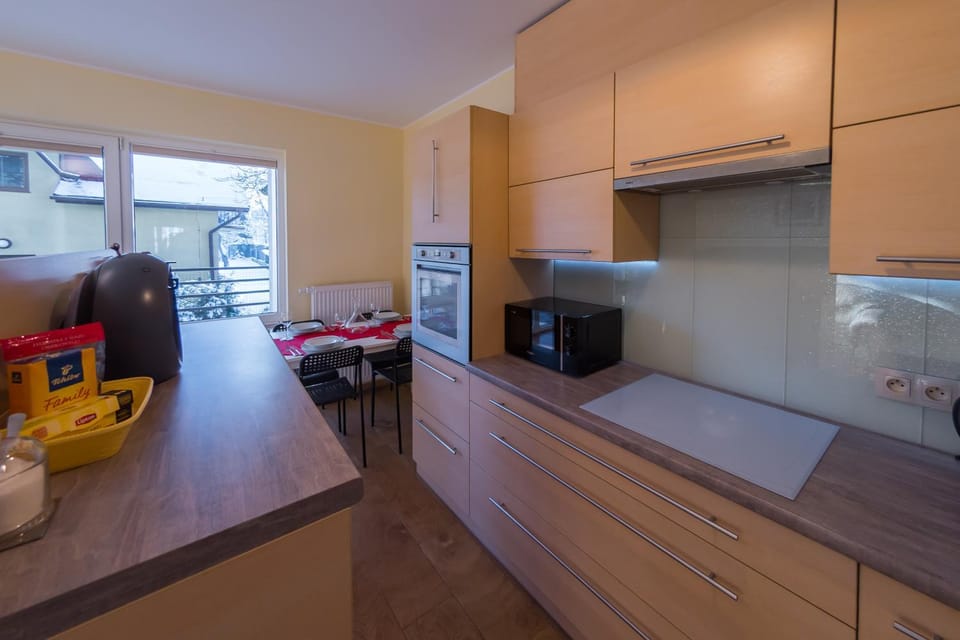 Kitchen or kitchenette, minibar