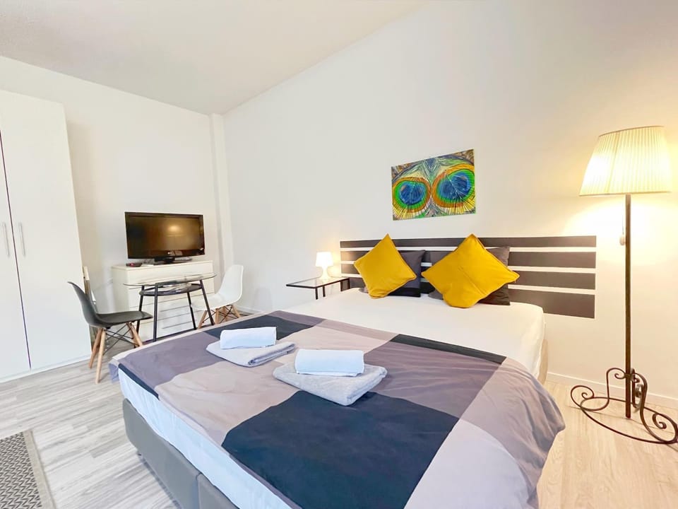 Bed, Living room