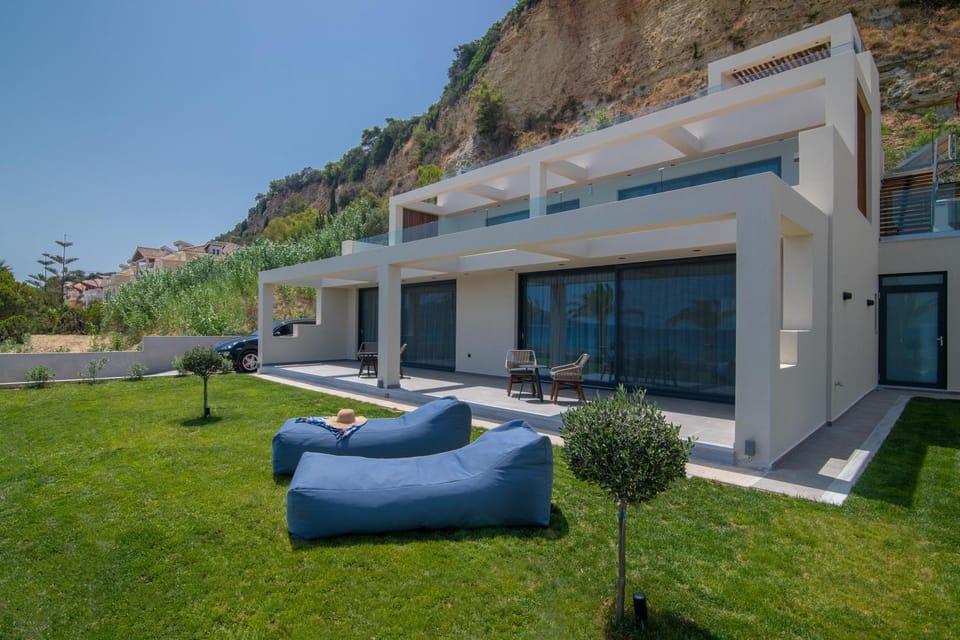 Property building, Patio, Facade/entrance, Garden