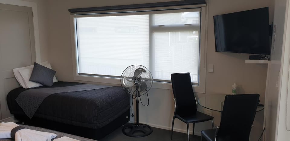 Bed, TV and multimedia, Dining area