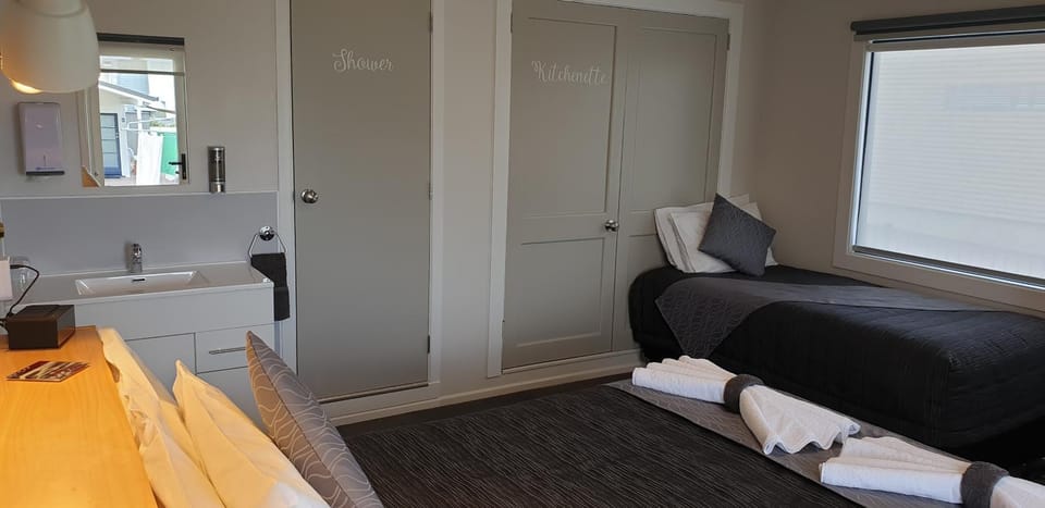 Shower, Bed, Kitchen or kitchenette, Bedroom, wardrobe
