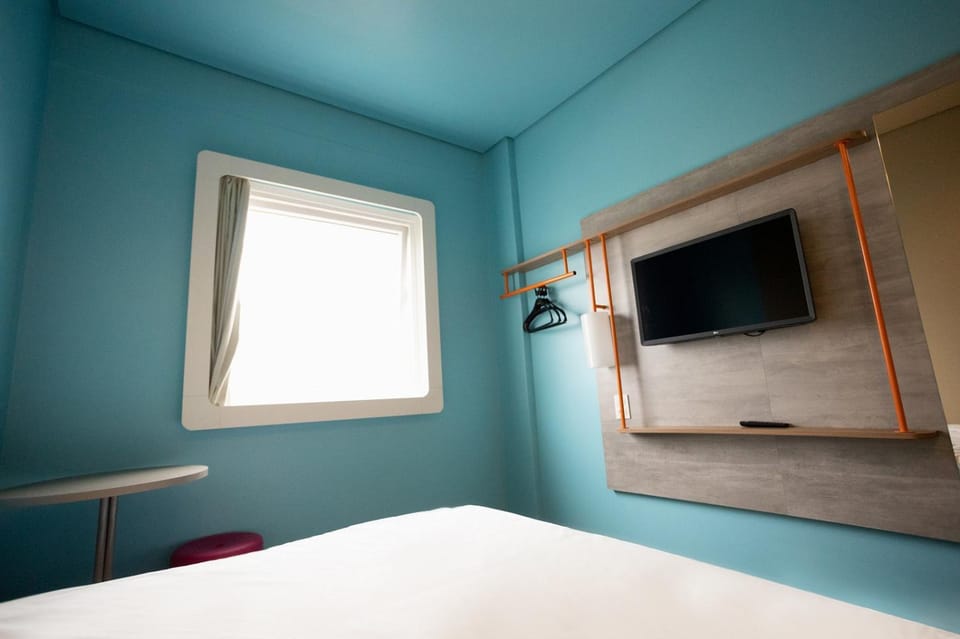 Bed, TV and multimedia, View (from property/room), Bedroom