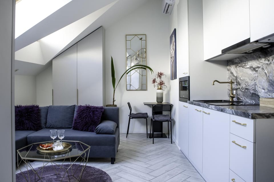 Kitchen or kitchenette, Seating area