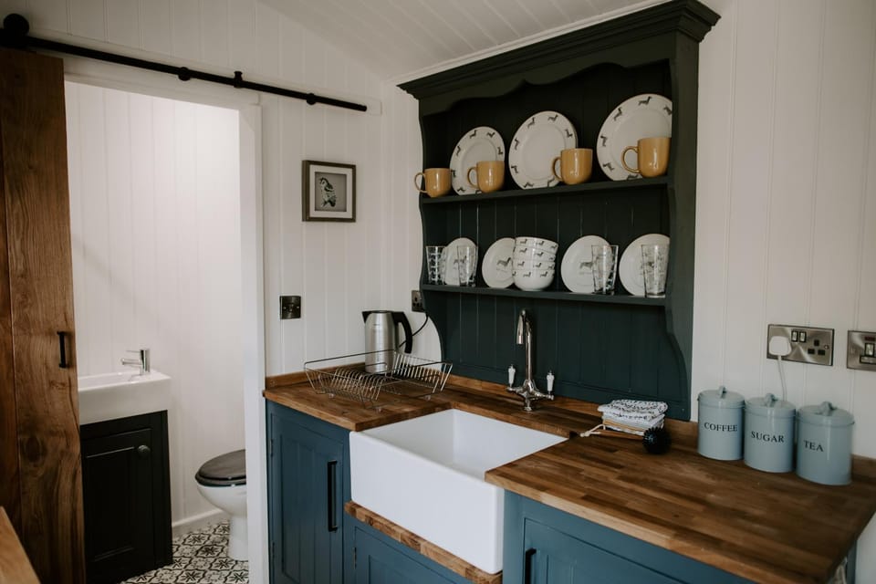 Angela's Rest Shepherds Hut with Scandi Hot Tub House in England