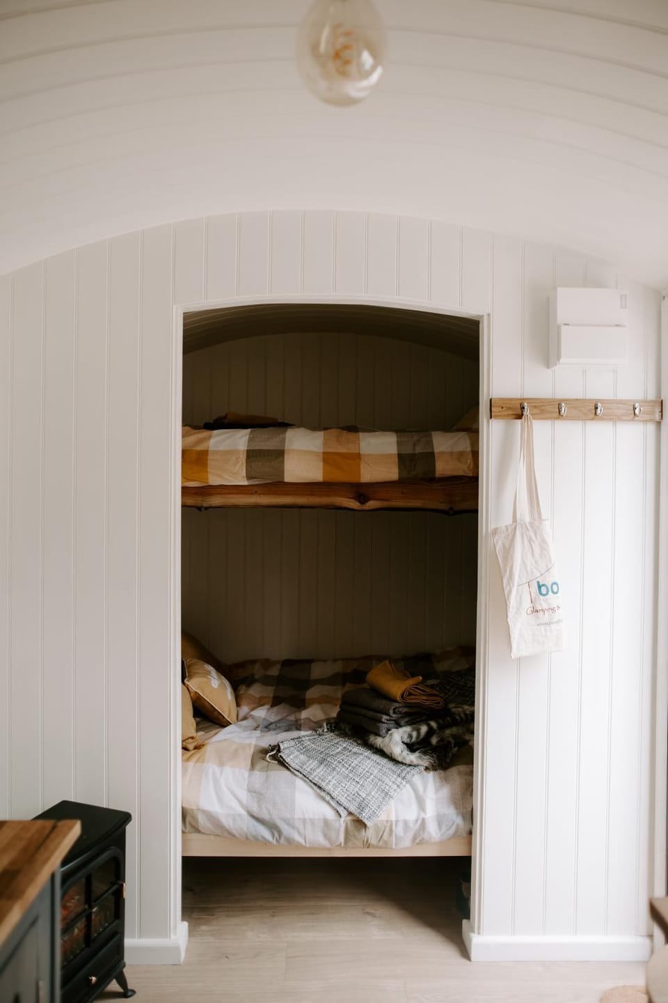 Angela's Rest Shepherds Hut with Scandi Hot Tub House in England