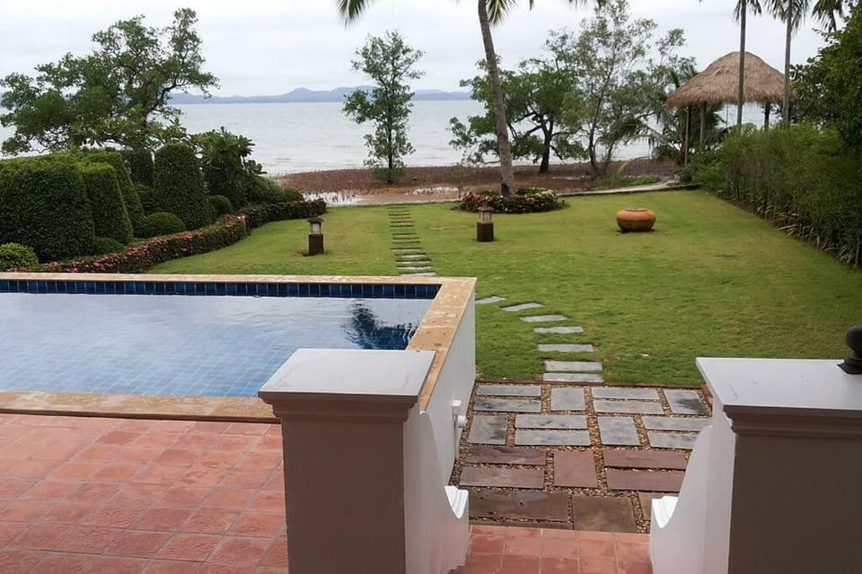 Lotus 2 Bedroom Beachfront Villa with private pool Villa in Ko Chang