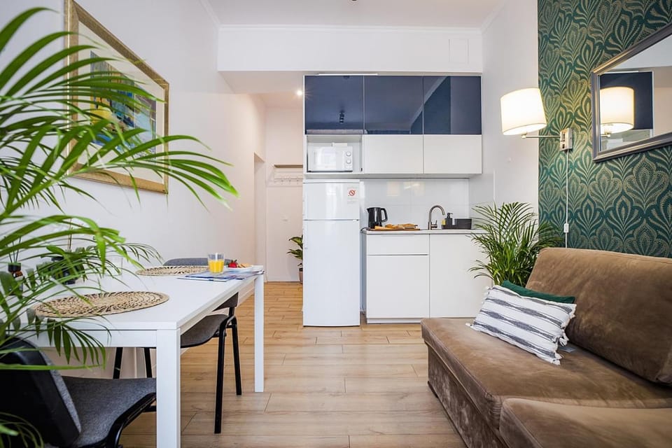 Bed, Coffee/tea facilities, Kitchen or kitchenette, Photo of the whole room, Seating area, Bedroom, microwave, stove