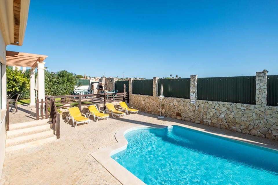 Villa Cordeiro - Heated Pool - Free wi-fi - Air Con Villa in Guia