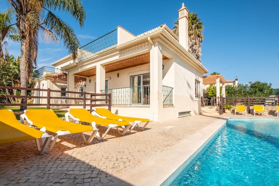 Villa Cordeiro - Heated Pool - Free wi-fi - Air Con Villa in Guia