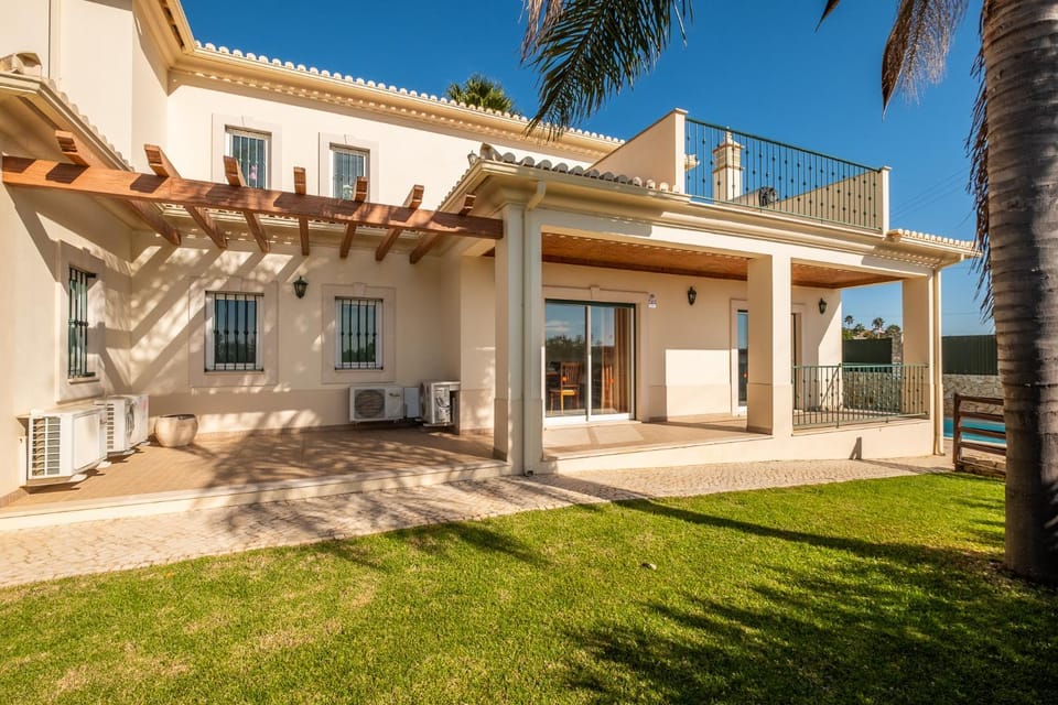 Villa Cordeiro - Heated Pool - Free wi-fi - Air Con Villa in Guia