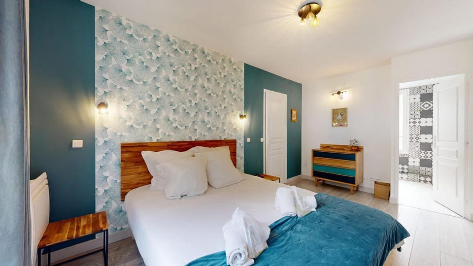 Bed, Bedroom, towels