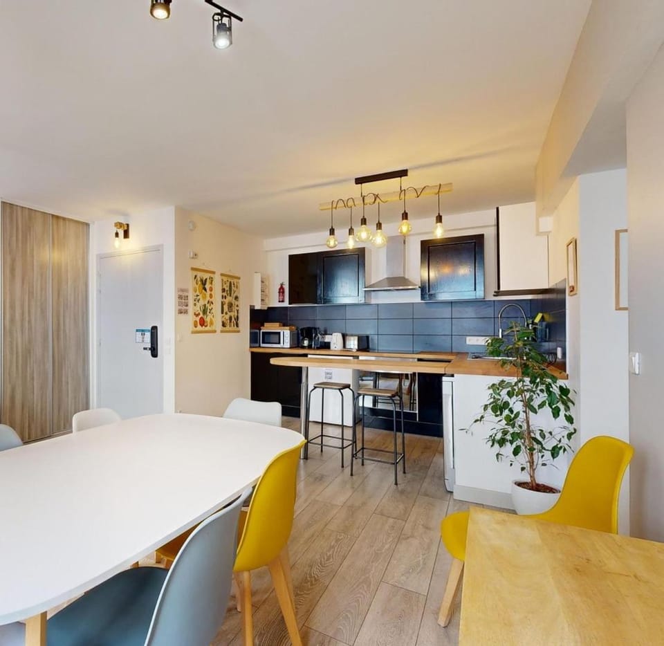Kitchen or kitchenette, Dining area, stove