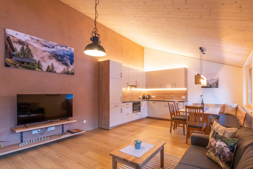 Kitchen or kitchenette, Living room, Seating area, Dining area