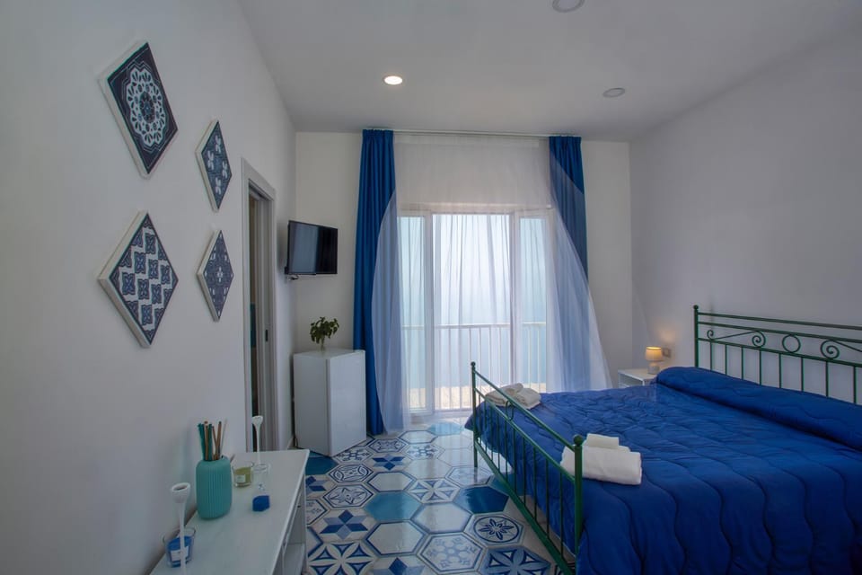 TV and multimedia, View (from property/room), Bedroom, Sea view, minibar