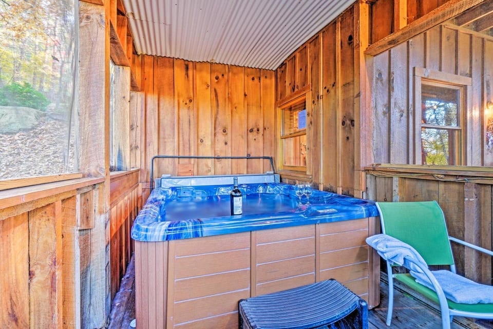 Smokies Cabin w/ Hot Tub! Group Adventure Base Cabin in Pigeon Forge