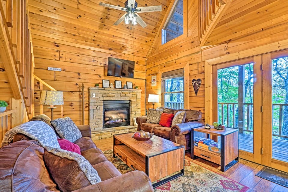 Smokies Cabin w/ Hot Tub! Group Adventure Base Cabin in Pigeon Forge