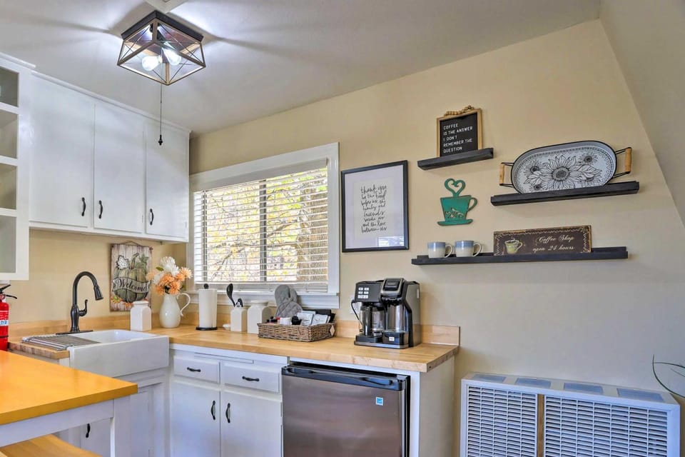 Lake Arrowhead Studio Near Hiking w/ Hot Tub Apartment in Lake Arrowhead