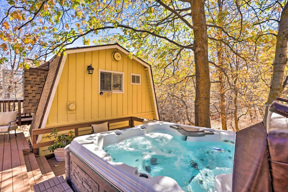 Lake Arrowhead Studio Near Hiking w/ Hot Tub Apartment in Lake Arrowhead