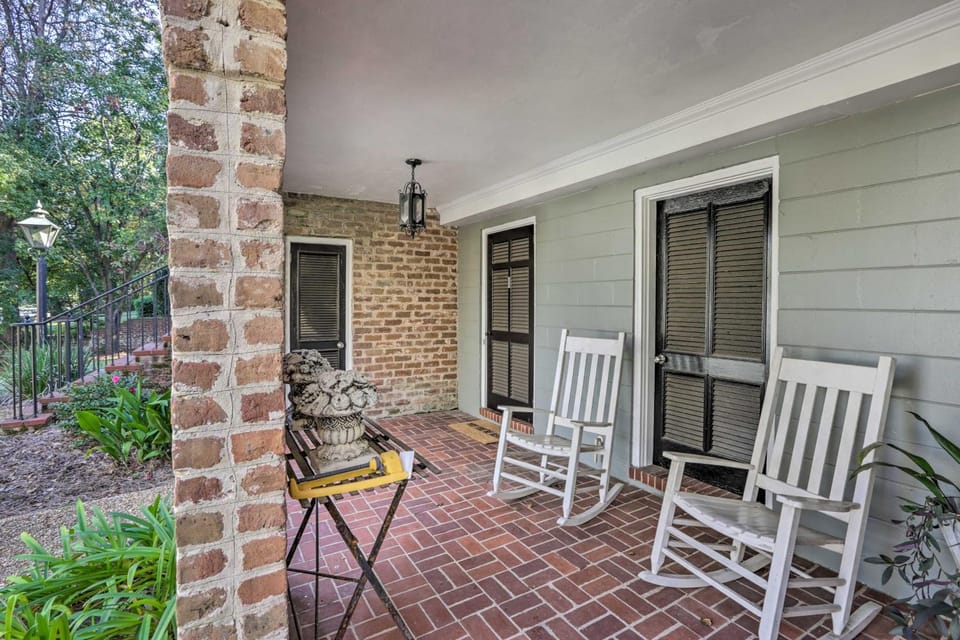 Walk to Broad St: Central Thomasville Condo House in Thomasville