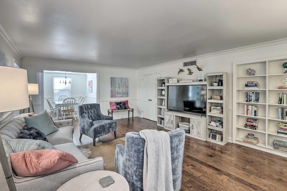 Walk to Broad St: Central Thomasville Condo House in Thomasville