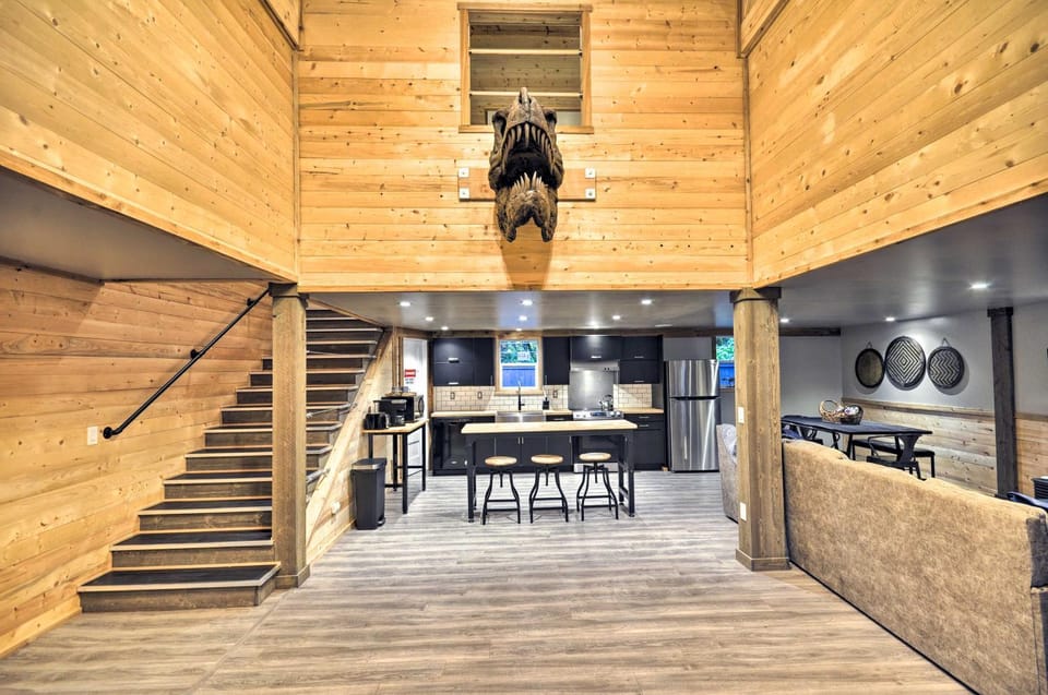 Jurassic Retreat: Hot Tub & Life-Size Dinosaurs! House in Washington