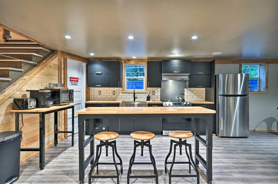 Jurassic Retreat: Hot Tub & Life-Size Dinosaurs! House in Washington