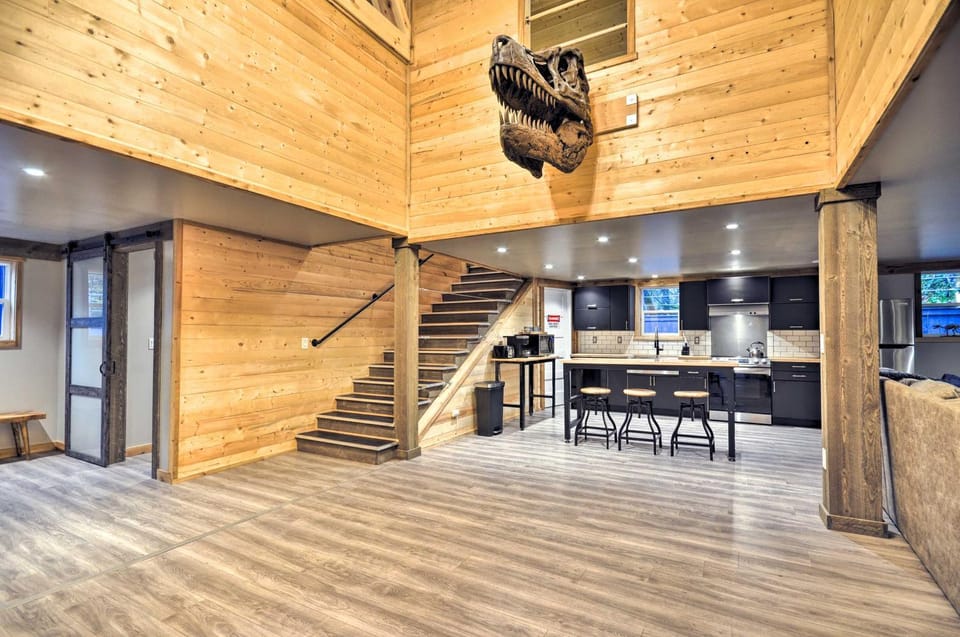 Jurassic Retreat: Hot Tub & Life-Size Dinosaurs! House in Washington