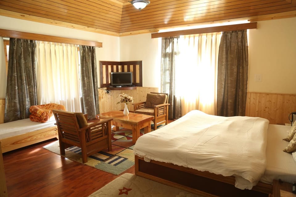 Hotel Mountain Trail Manali Bed and Breakfast in Manali