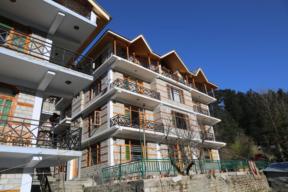 Hotel Mountain Trail Manali Bed and Breakfast in Manali