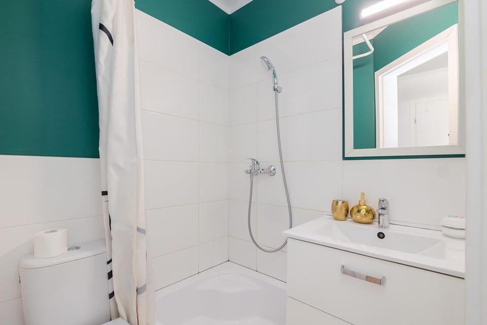 Shower, Toilet, Bathroom, towels