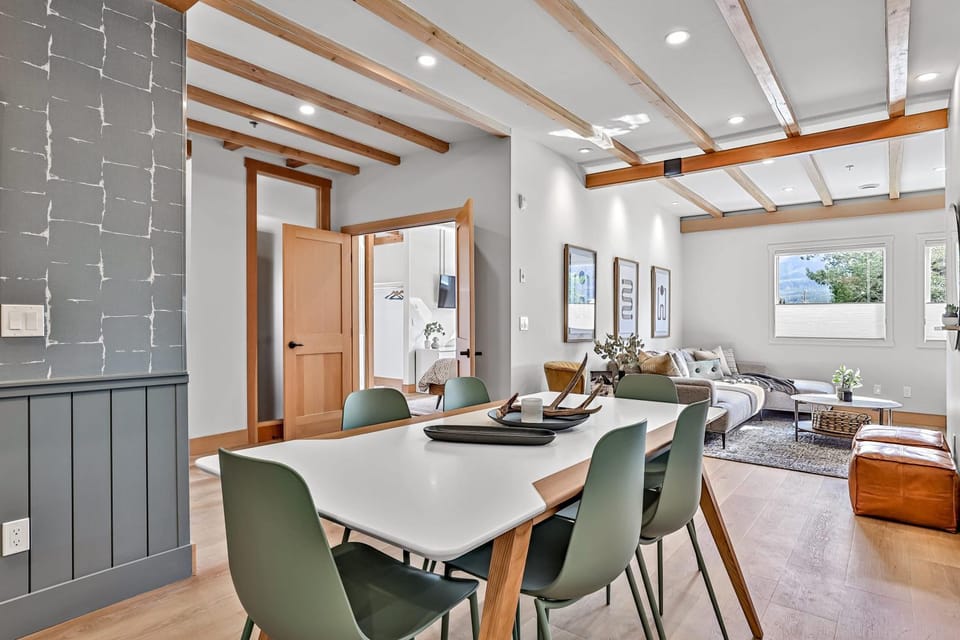Ravens Crest Lodge - Stunning Views Perfectly Located on Main Street Apartment in Canmore