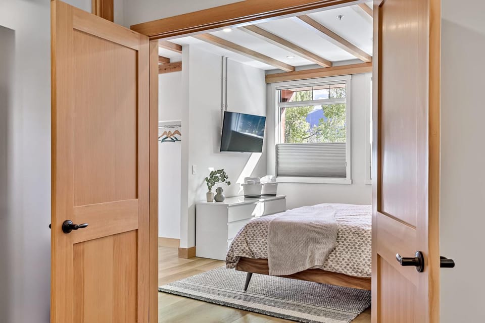 Ravens Crest Lodge - Stunning Views Perfectly Located on Main Street Apartment in Canmore