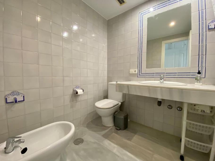 Shower, Toilet, Bathroom, Bath, bidet, towels